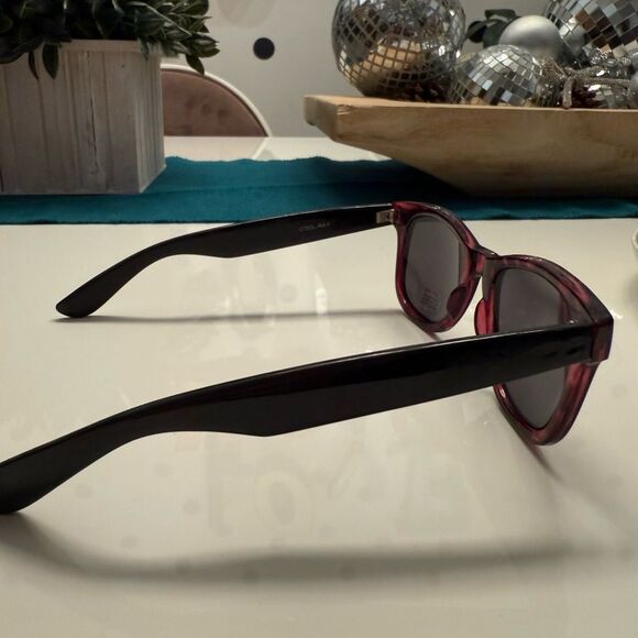 True Vintage 1970s / 1980s Cool-Ray Plum Tortoise Shell Wayfarer Sunglasses